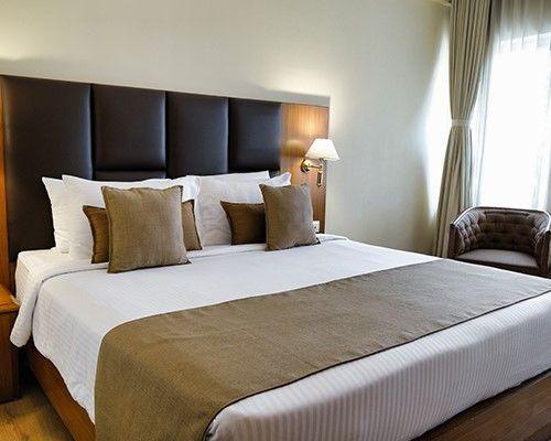 Contemporary guest room at Peerless Hotels, Kolkata